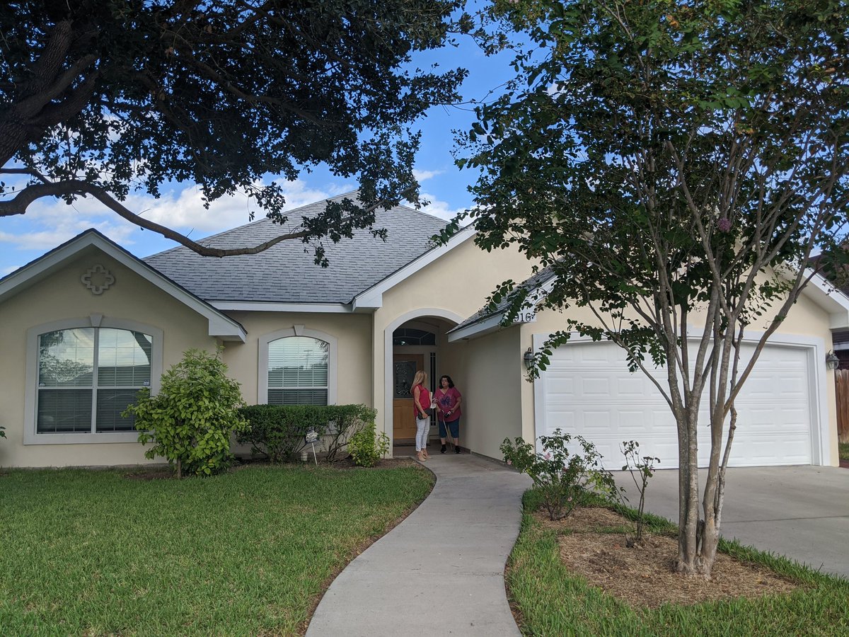 Geor_gna's tweet photo. My new humble abode. Movers are coming tomorrow to help me move in. I can't believe it! If anyone needs oranges, limes, or figs you can have some from the trees in mg backyard. #AllGrownUp #MyFirstHouse #AdultingAndStuff https://t.co/mqPyupgwKh