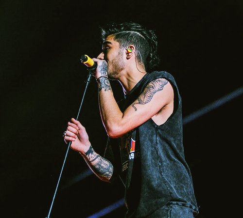 zaynt0xic's tweet photo. this hairstyle was superior #ZLESSED https://t.co/saXuTNyIyn