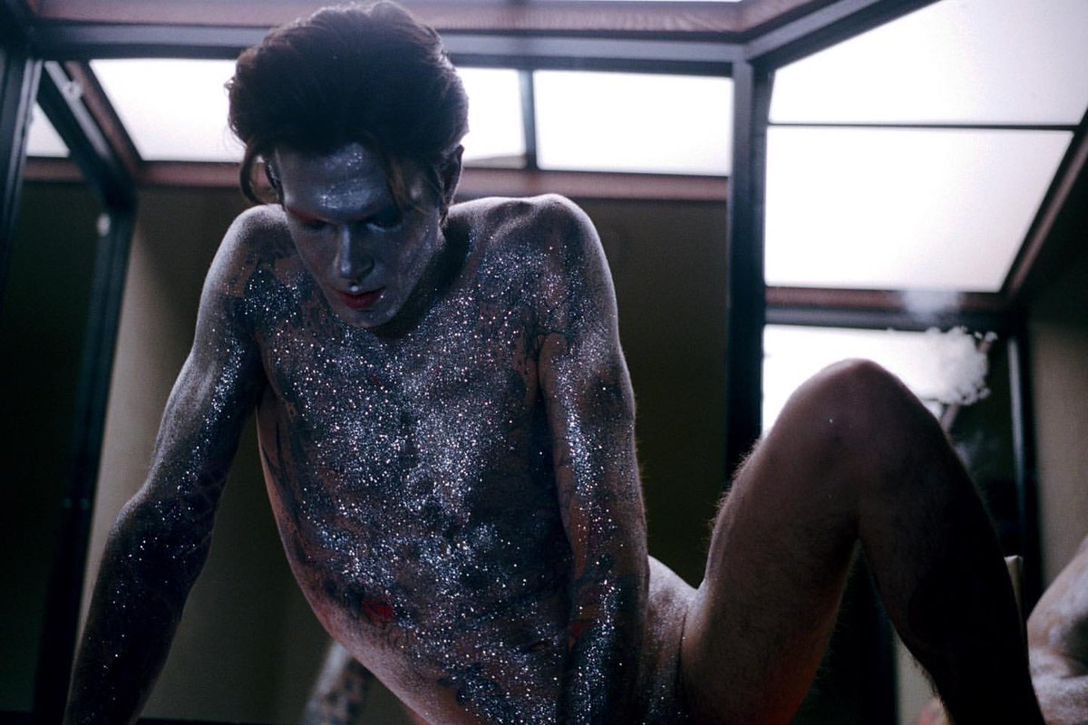 chipchrome_'s tweet image. - ok tudo oq &amp;gt;&amp;gt;eu&amp;lt;&amp;lt; entendi do clipe PRETTY BOY