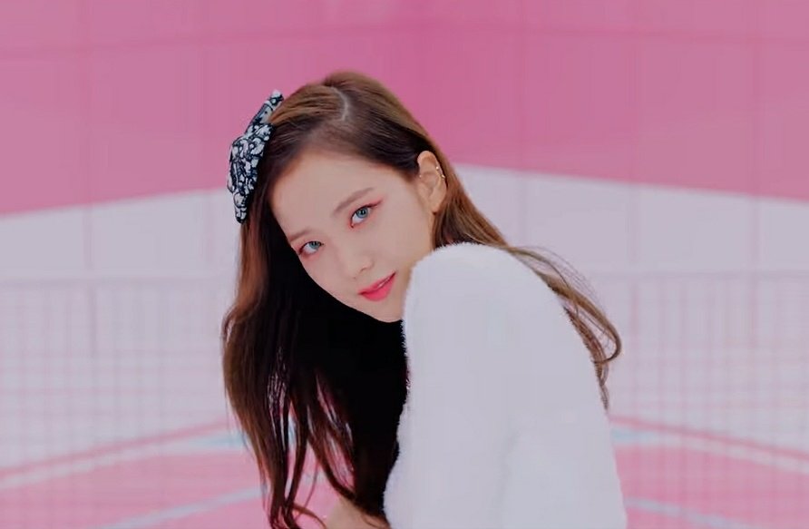 lsclusive's tweet photo. can we talk about this jisoo? SHE'S SO CUTE 🥺 https://t.co/FRFRmJC2iV