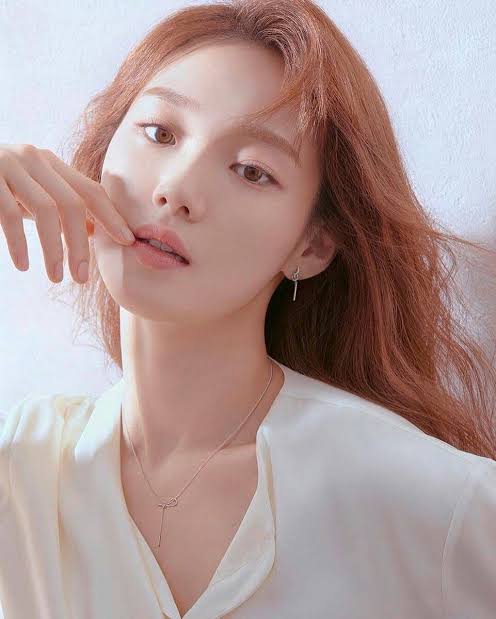  #LeeSungKyung• 30 years old (Aug 10, 1990)Latest drama: Dr. Romantic 2