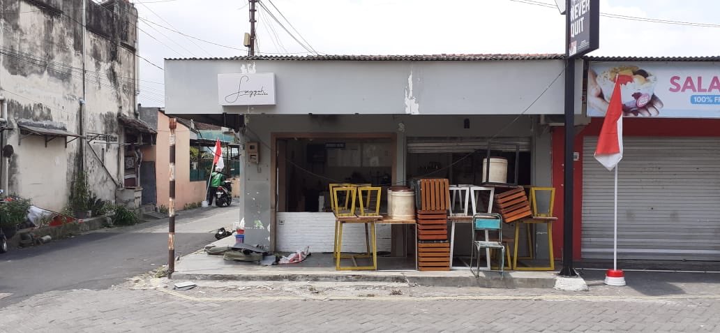 Disini dari customer bisa jadi demen, dari customer bisa jadi barista, dari customer bisa jadi ngecamp bareng...amit...singgah ini kopesop minim mba mba, isinya 99% batangan semua wkwkwk.
SEE YOU 🖐🏻