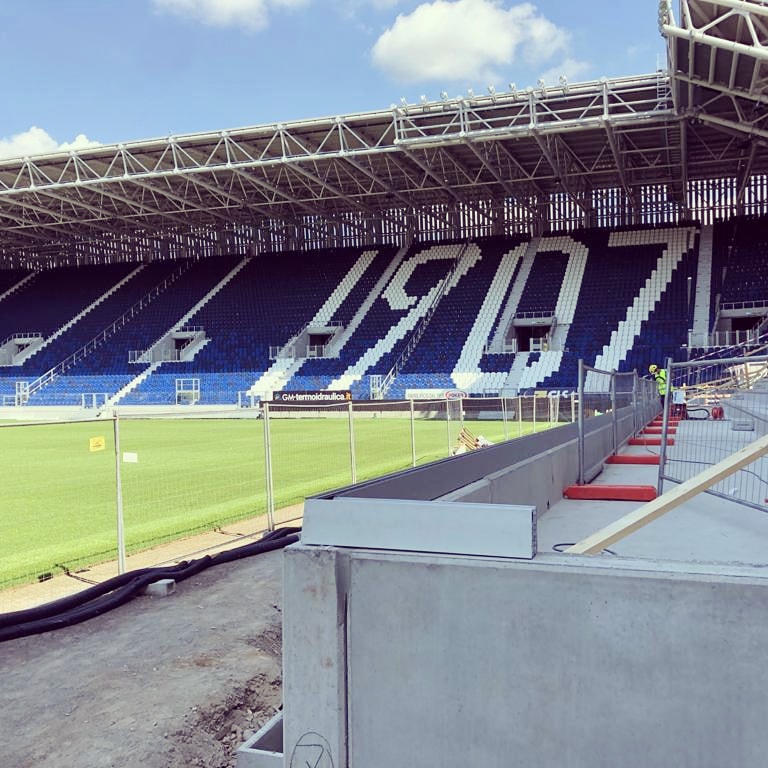 Faraonesrl's tweet image. Installazione dei profili del parapetto in vetro Ninfa Stadio sulle nuove tribune del Gewiss Stadium dell'Atalanta.
Ninfa, da 200 kg/m a 1000 kg/m e no barriere visive. 
Faraone.it

#ninfa #stadio #tribune #sicurezza #vetro #sport #spettacolo #calcio #uefa #atalanta
