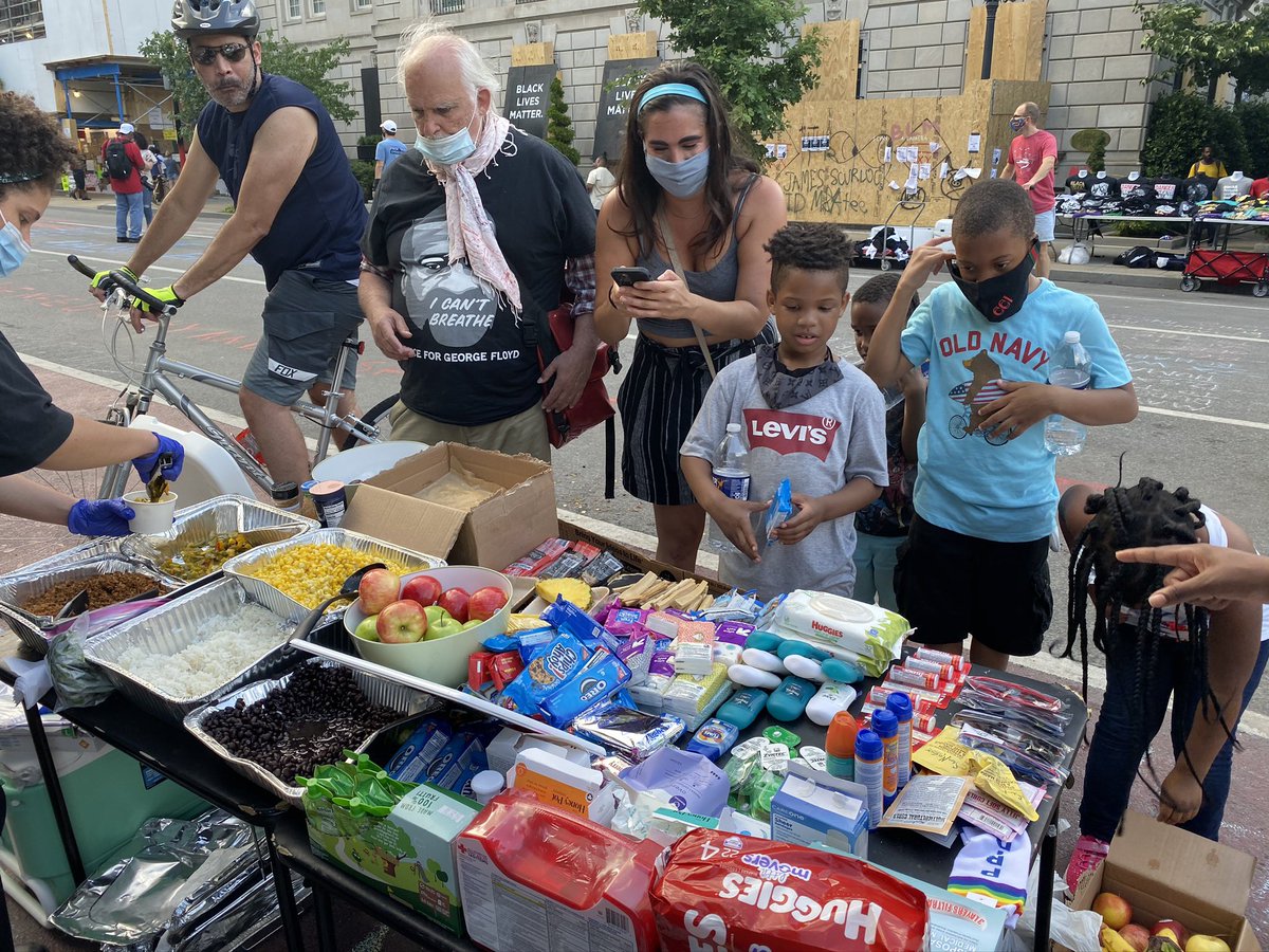 kyanitevibes's tweet image. We’re gonna be at the march tomorrow passing out vegan tacos and the usual free pantry things! pull up! #dcprotests #blmdc #MarchOnWashington2020 #MarchOnWashington #dcprotest #mutualaiddc #kyanitekitchen