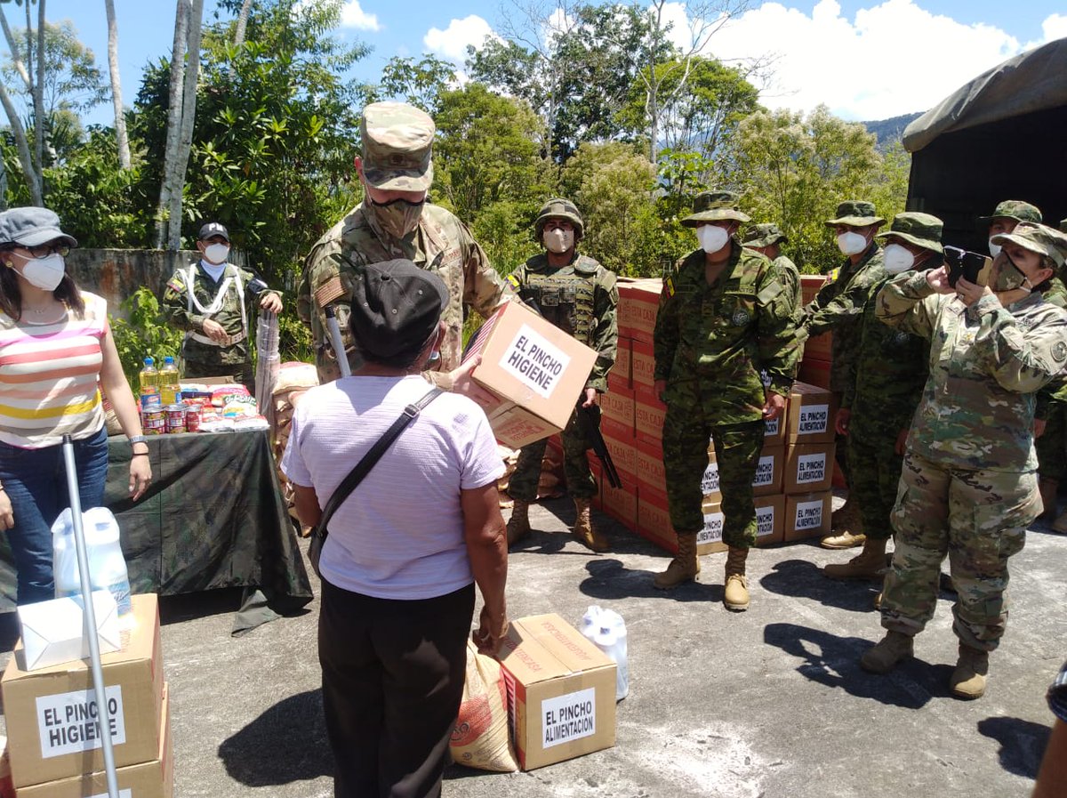 FFAAECUADOR's tweet photo. #ZamoraChinchipe| Soldados del Batallón de Selva N.° 62 Zamora, brindaron apoyo logístico y seguridad a miembros de la Oficina de Cooperación en Seguridad de los Estados Unidos, durante la entrega de kits alimenticios e higiene, en la comuna #ElPincho, parroquia #LosEncuentros. https://t.co/SeLQiJcWbm