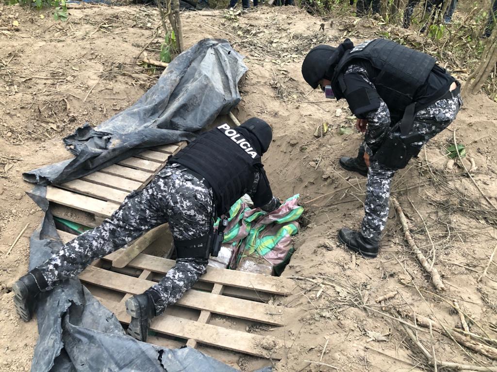 mariapaularomo's tweet photo. 🚨 3 toneladas de droga incautadas en Manabí.

➡️ La @PoliciaEcuador detectó una pista clandestina y la droga almacenada en el cantón Jipijapa. 
¡Importantes resultados! 
#CombateAlDelito https://t.co/lvR3ea2tdT
