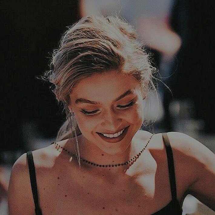— gigi hadid with filtro indie; a thread