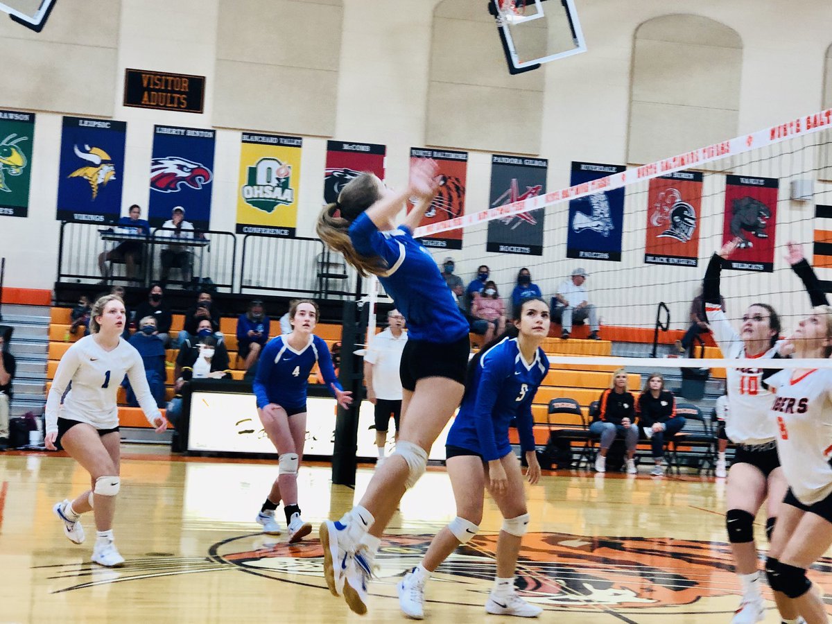 ElmwoodRoyalsVB's tweet photo. Royals VB traveled to North Baltimore tonight and โTamed the Tigersโ in a 3 set sweep! Varsity picks up their first win in the โJungle!โ JV Wins in two sets!
V:25-19 | 25-16 | 25-14
๐๐๐๐งน๐
JV:25-15 | 25-10
@ElmwoodAD
#RebuildReloadRevitalize
#AlwaysReppin
#QueensOfTheCourt https://t.co/40N1K5b7eg