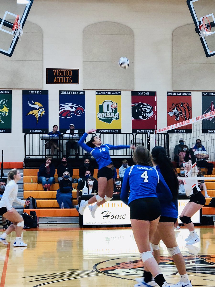 ElmwoodRoyalsVB's tweet photo. Royals VB traveled to North Baltimore tonight and โTamed the Tigersโ in a 3 set sweep! Varsity picks up their first win in the โJungle!โ JV Wins in two sets!
V:25-19 | 25-16 | 25-14
๐๐๐๐งน๐
JV:25-15 | 25-10
@ElmwoodAD
#RebuildReloadRevitalize
#AlwaysReppin
#QueensOfTheCourt https://t.co/40N1K5b7eg