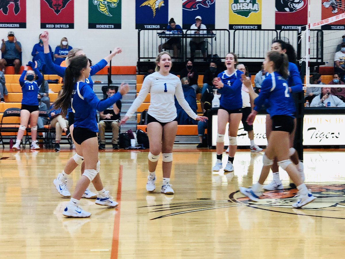 ElmwoodRoyalsVB's tweet photo. Royals VB traveled to North Baltimore tonight and โTamed the Tigersโ in a 3 set sweep! Varsity picks up their first win in the โJungle!โ JV Wins in two sets!
V:25-19 | 25-16 | 25-14
๐๐๐๐งน๐
JV:25-15 | 25-10
@ElmwoodAD
#RebuildReloadRevitalize
#AlwaysReppin
#QueensOfTheCourt https://t.co/40N1K5b7eg