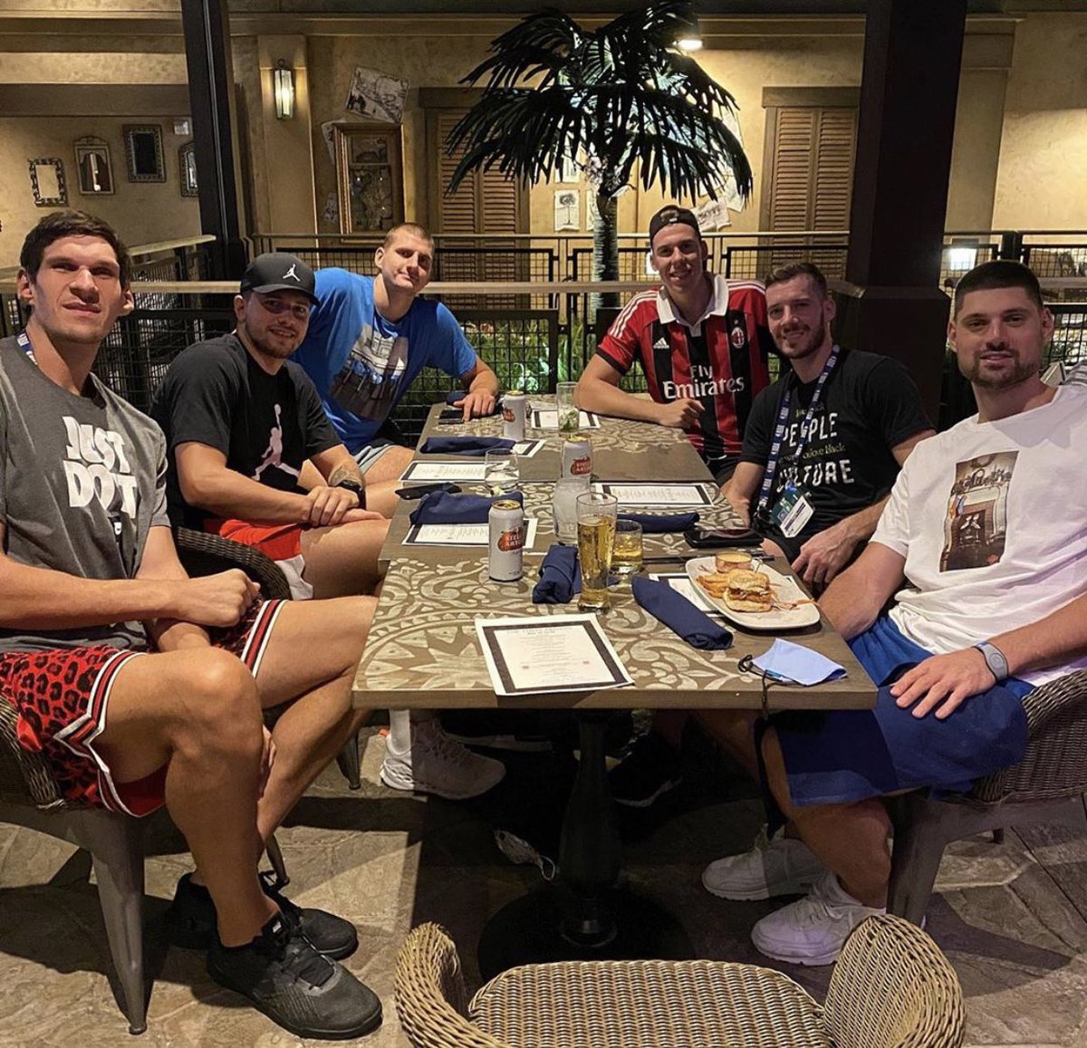 Cena balcánica en Orlando:
✅ Marjanović
✅ Dončic 
✅ Jokić
✅ Čančar
✅ Dragić
✅ Vučević