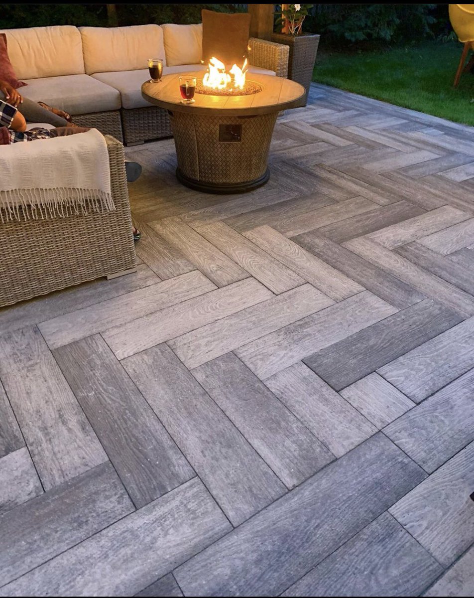Paver_King's tweet photo. Behind every great landscape picture...
Is someone moving a hose out of the way https://t.co/zkXgsg5vht