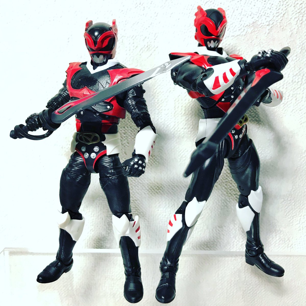Sekai リプありがとうございます ご自身で塗装が出来るなら やってしまった方が良いかも しれませんね ある意味1点モノになります 個人的にはハズブロライトニングより バンダイレガシーのスタイルが好きです ちょい脚長めと端正な顔立ちw T Co