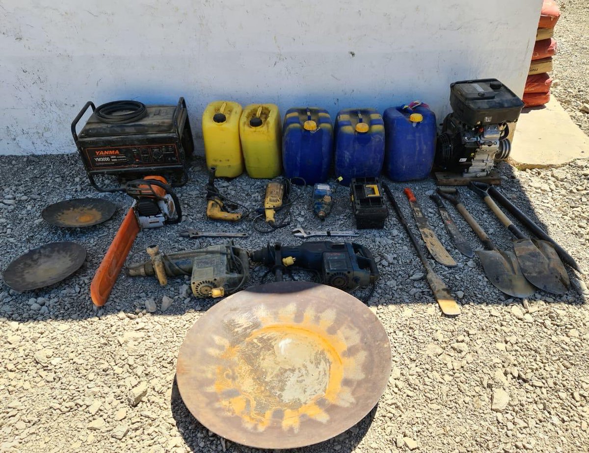 PoliciaEcuador's tweet photo. 🚨👉Ejecutamos operativos para contrarrestar actividades ilícitas de recursos mineros, en #Loja.
En el lugar aprehendimos en flagrancia a 4 ciudadanos que habrían establecido un campamento sin la debida autorización.
#DirPolicíaJudicial #Uidm
#TrabajamosPorTuSeguridad https://t.co/xR27eLbQP7