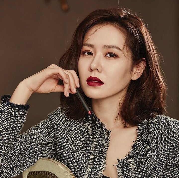  #SonYeJin • 38 years old (Jan 11, 1982) Latest drama: Crash Landing on You