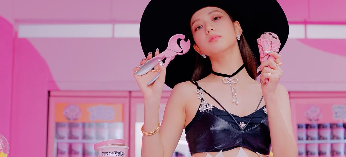 jnkjisoo's tweet photo. KIM JISOO EVERYONE https://t.co/6G0EdYBsO4