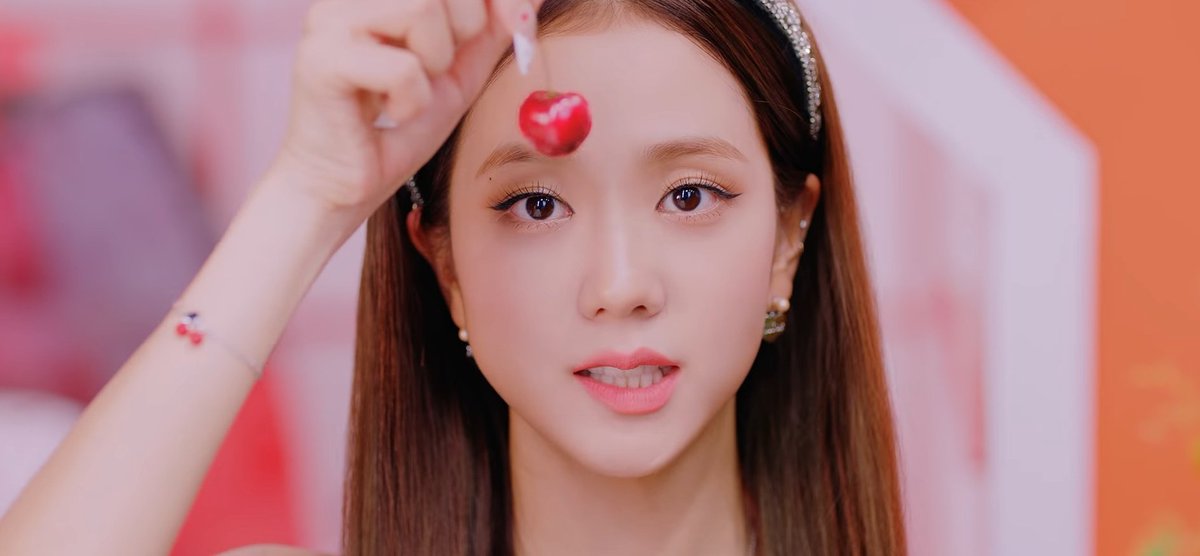 jnkjisoo's tweet photo. KIM JISOO EVERYONE https://t.co/6G0EdYBsO4