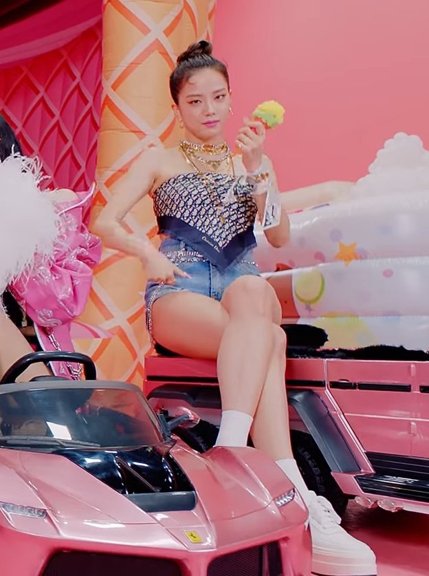 jnkjisoo's tweet photo. now let's talk about how good jisoo looks here https://t.co/oxhxSWCYMz