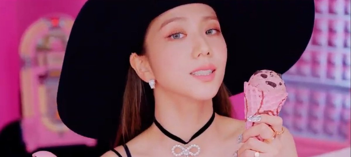 archivejisoo's tweet photo. NO ONE is doing it like HER https://t.co/rPfFuiDJ4I