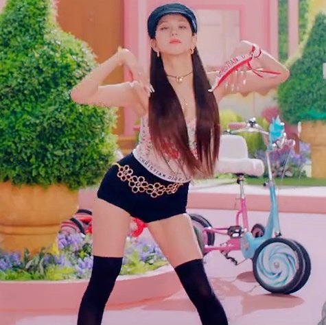 freejsoo's tweet photo. jisoo looked that good and not to be an accessory in that mv https://t.co/O5sP5r53LH