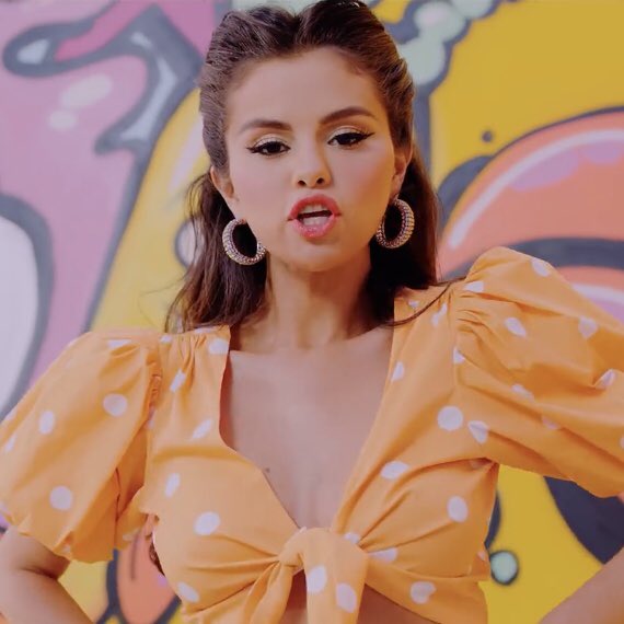 sethnakin's tweet photo. OLHA A BELEZA DESSA MULHER! Em cada detalhe do vídeo de #IceCream  a Selena Gomez está absolutamente perfeita! Esse é sem dúvidas um dos vídeos em que ela está mais linda! https://t.co/e1lBPNt57F