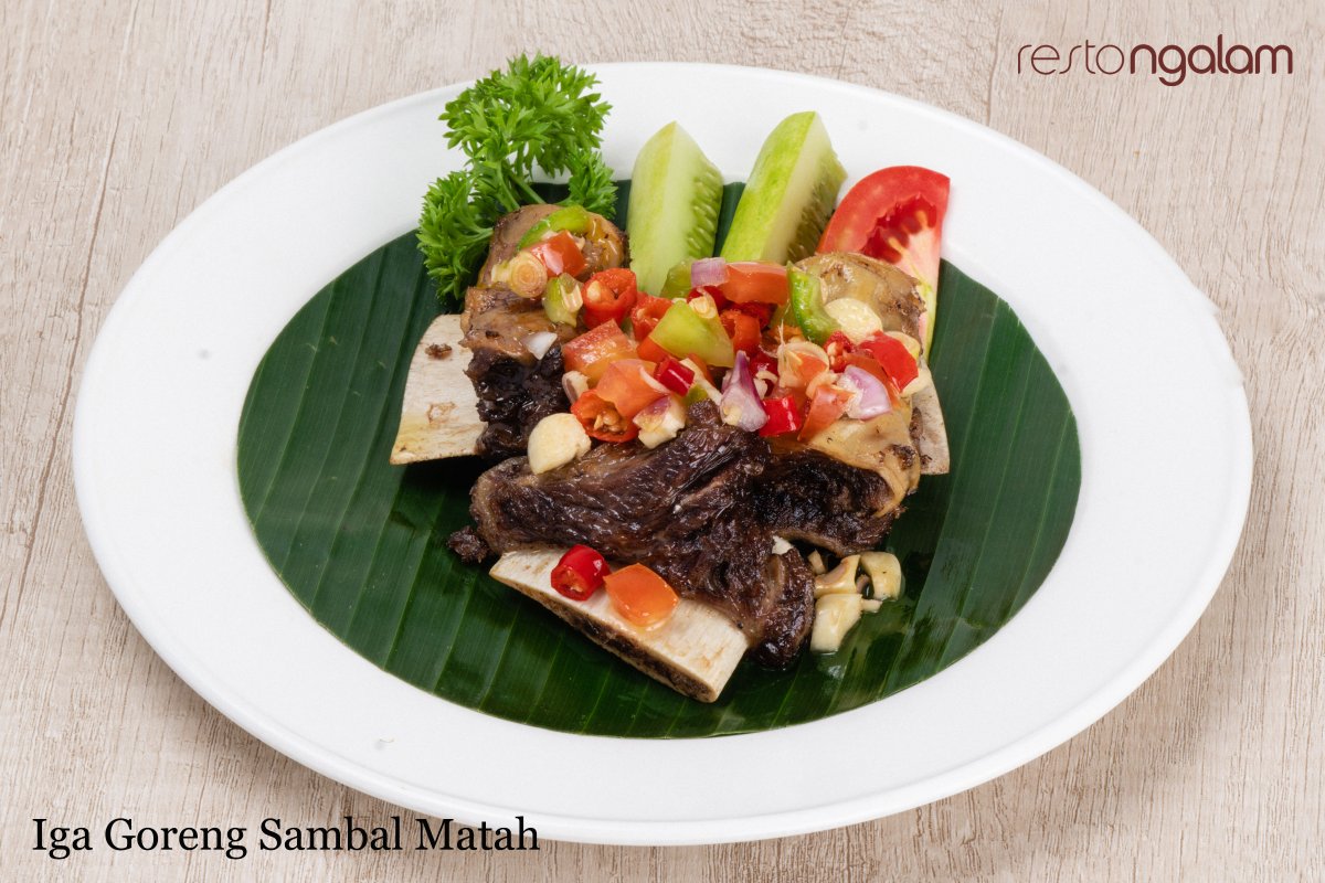 restongalam's tweet photo. Daging iga dengan tekstur yang empuk dan sedikit kering bertemu dengan sambal matah yang bercitarasa pedas segar, menghasilkan menu iga dengan rasa gurih-gurih segar yang semakin menambah selera https://t.co/3NGdN7zQdf