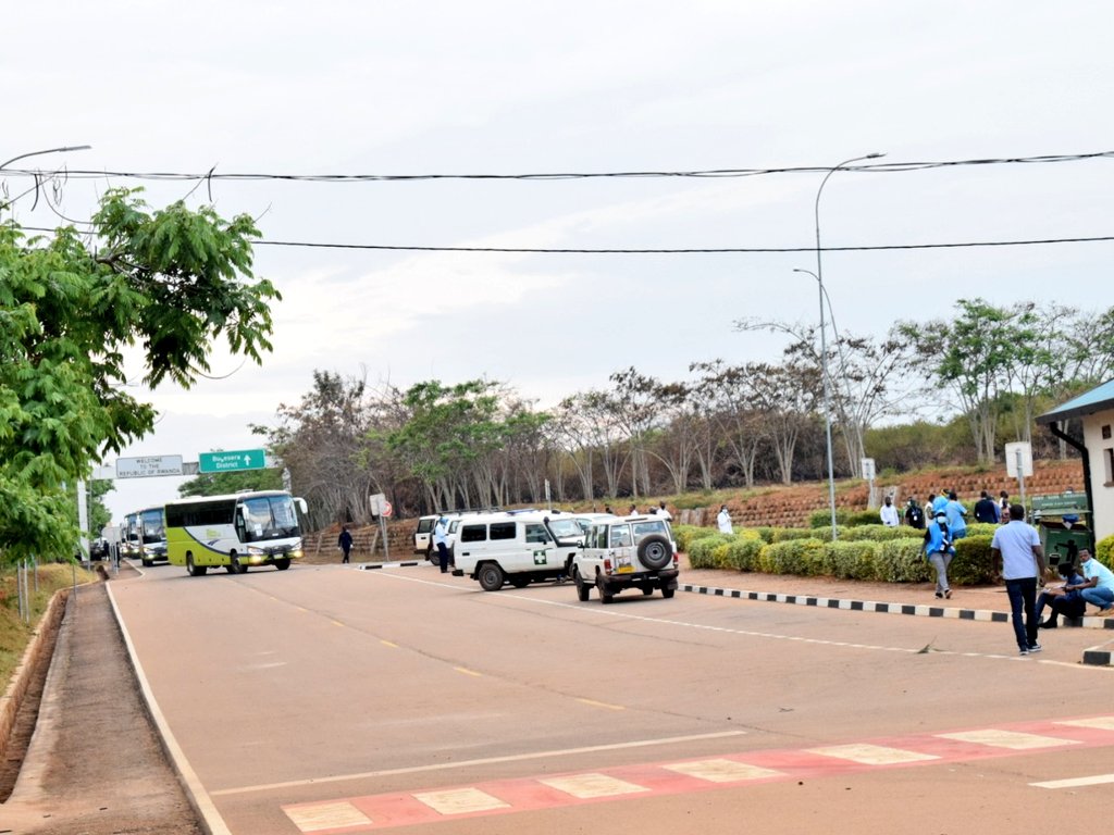 RTNBurundi's tweet photo. #Burundi Le 1er convoi inaugural des réfugiés burundais en provenance de #Mahama (#Rwanda) vient de franchir la frontière de #Gasenyi_Nemba dans la commune de #Busoni @kirundoprovince pour regagner leur pays mère patrie après 5 ans d'exil. https://t.co/qj0f4BGRIb