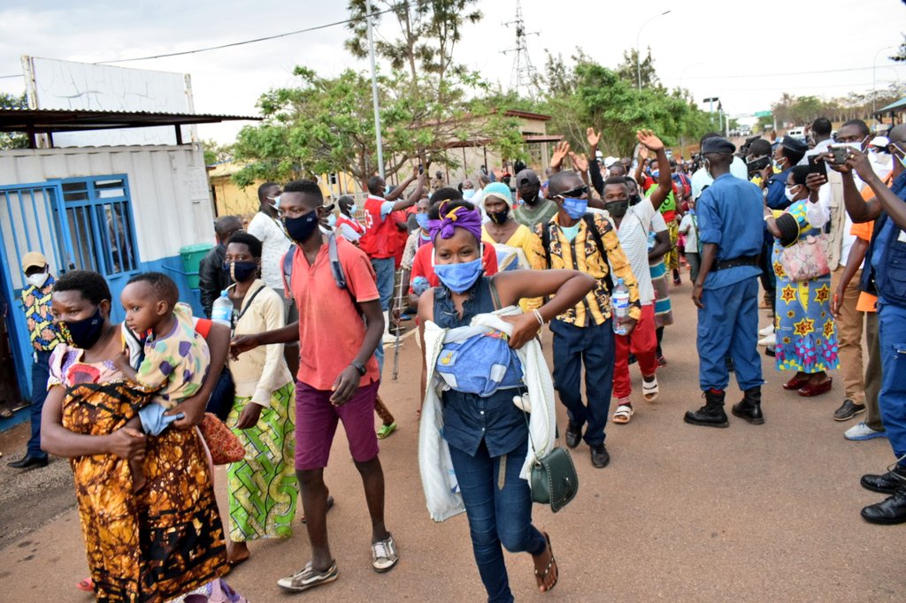RTNBurundi's tweet photo. #Burundi Le 1er convoi inaugural des réfugiés burundais en provenance de #Mahama (#Rwanda) vient de franchir la frontière de #Gasenyi_Nemba dans la commune de #Busoni @kirundoprovince pour regagner leur pays mère patrie après 5 ans d'exil. https://t.co/qj0f4BGRIb