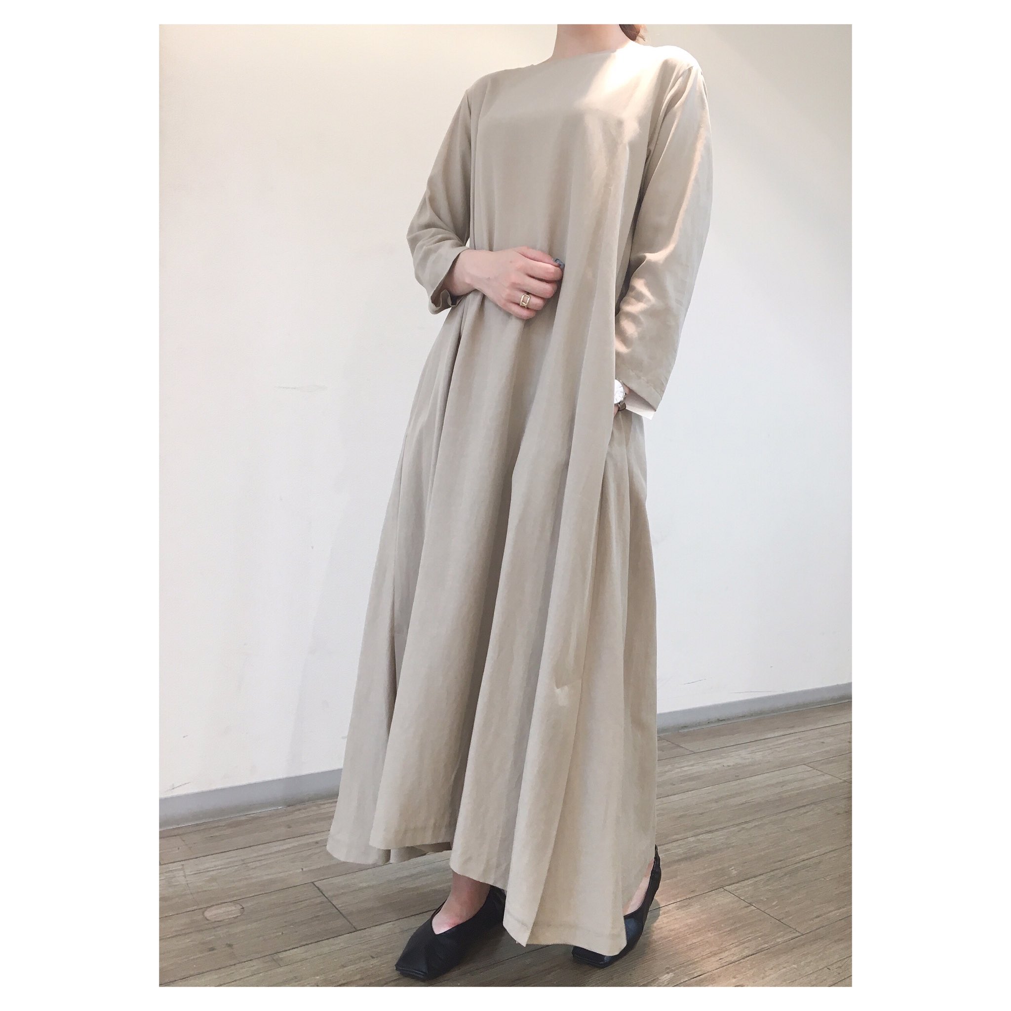 Select Shop Cosmic セレクトショップ コズミック Mila Owen バックスリットデザインマキシ ワンピース 9 000 Tax Color ベージュ ブラック 年度 函館市プレミアム付商品券 ご利用いただけます Milaowen ミラオーウェン バックスリット
