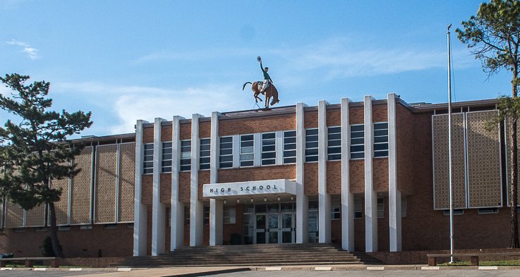 Breckenridge ISD announced today that a BHS student who tested positive for COVID-19 &amp; more than 35 students who came into "close contact" with the individual are under a 14-day quarantine. All students in grades 3-12 are required to wear face coverings.  breckenridgetexan.com/2020/08/27/bre…
