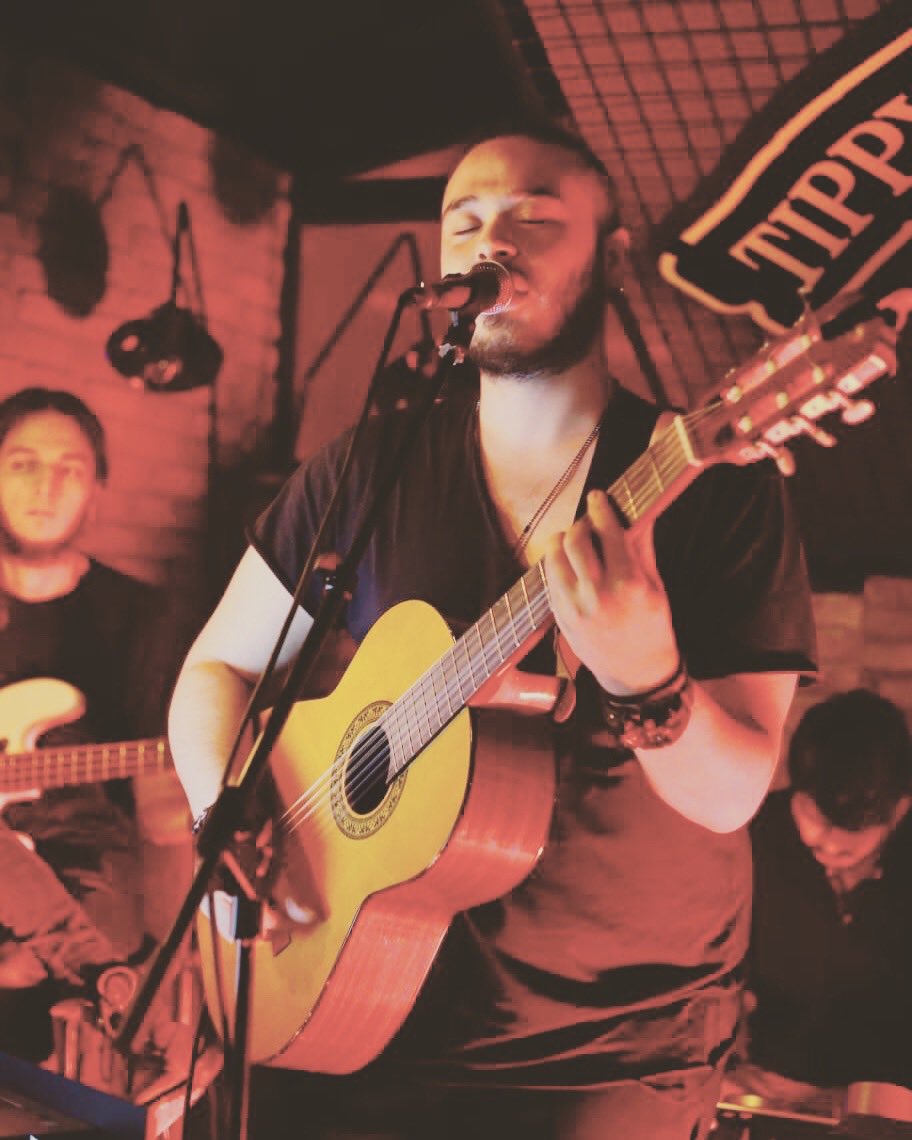 Çünkü müzik, atamadığımız çığlıklar, söyleyemediğimiz sözler, anlatamadığımız şeylerdi... #gitar #guitar #mikrofon #solist #sahne #rock #siyah #anadolurock #muhammedonderofficial