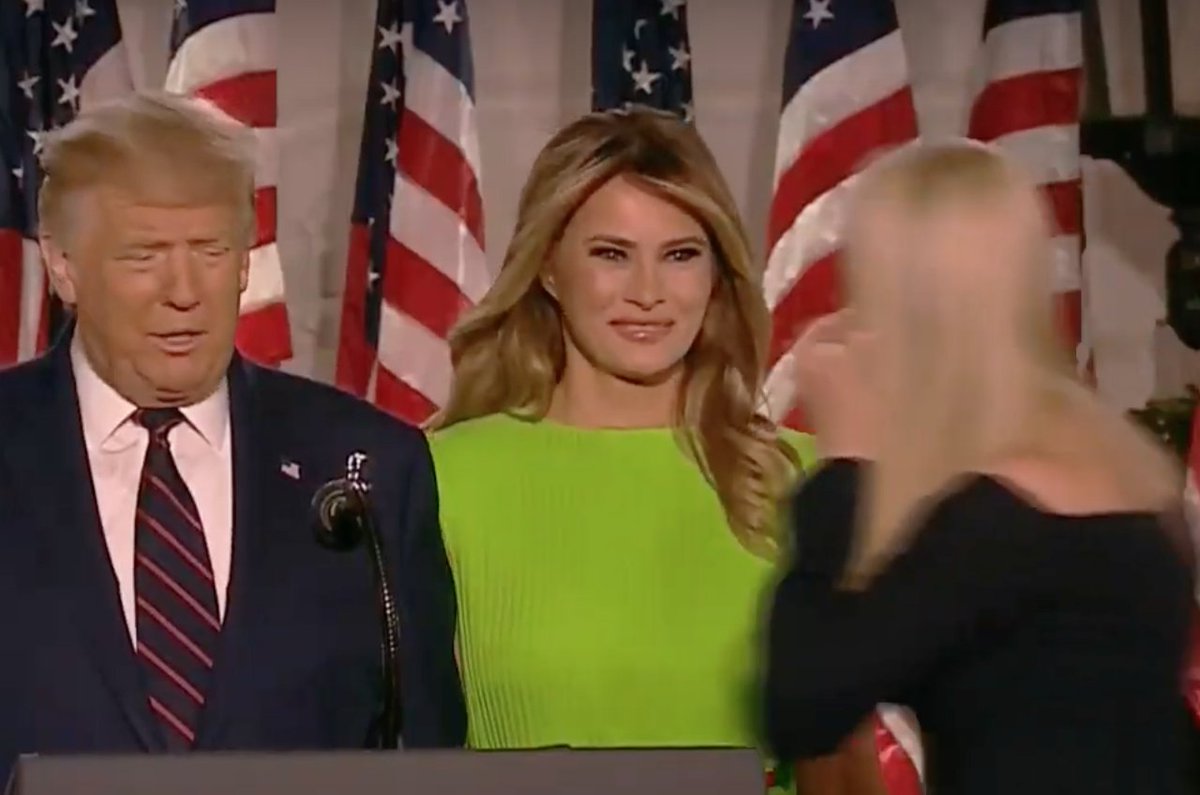 3/ Initially, Melania 'smiles' at Ivanka. This is not a sincere smile, but it's a fairly good 'social smile'.