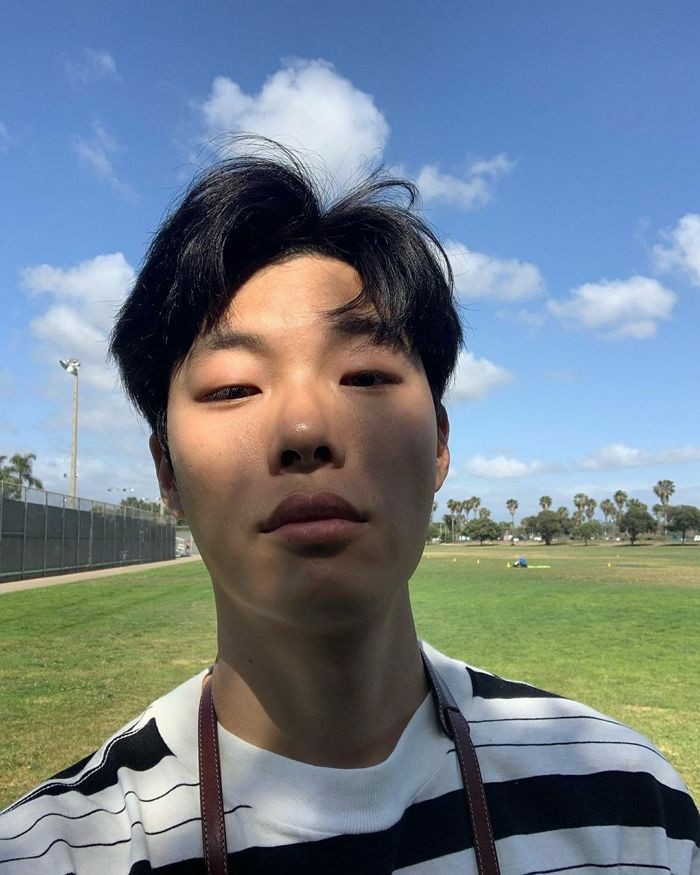 AAAHHHH my favorite, favorite Jun Yeol selca!  He looks very relaxed & comfortable that this photo can pass as a casual boyfriend selfie, giving you updates throughout the day! Right???  #RJYBDAYCOUNTDOWN  #Day2