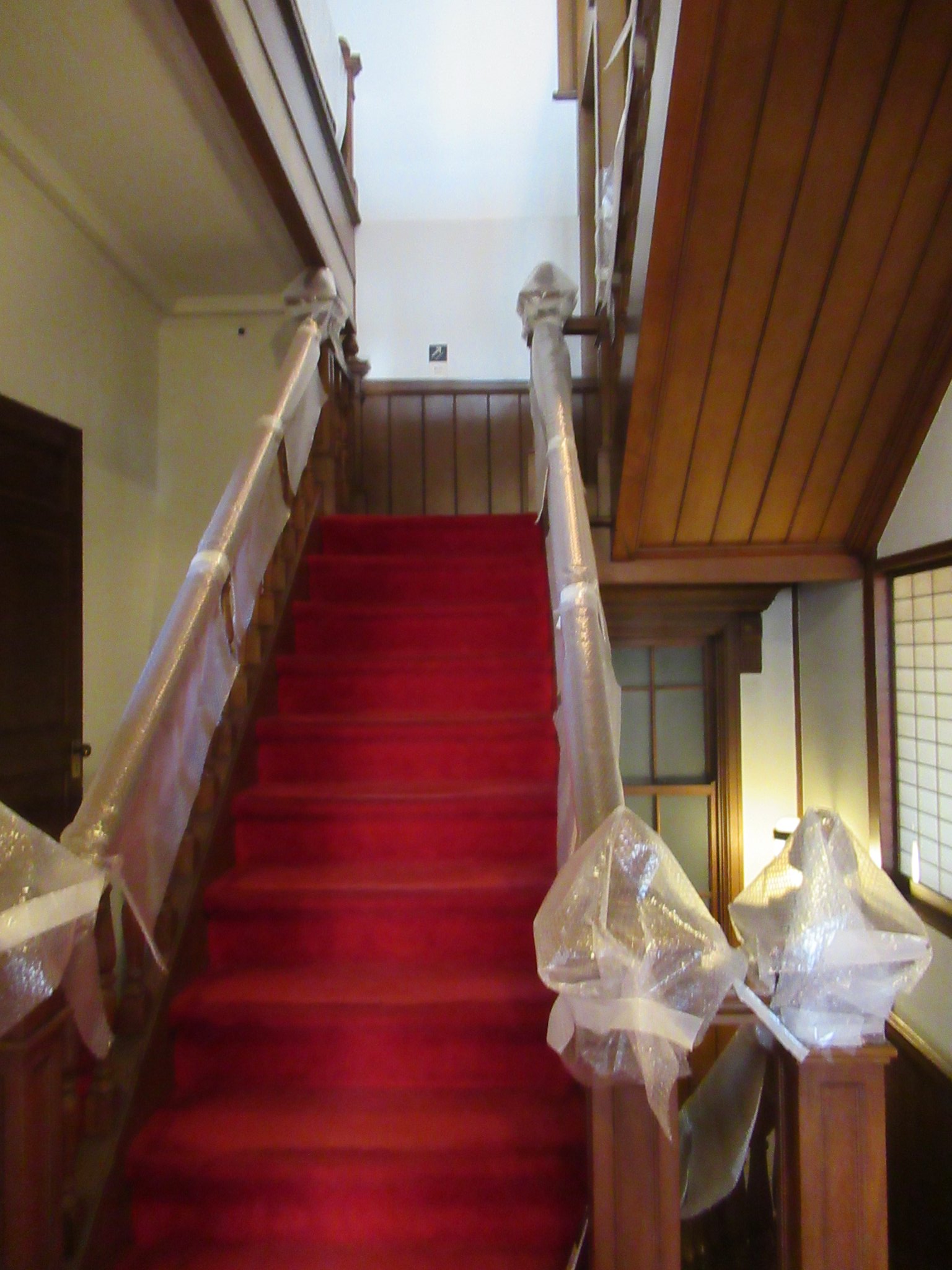 すみれ狩り 素敵な赤絨毯の階段 コロナ対策で手すりと柱飾りが包まれてしまって 案内してくれたお姉さんが普段はとっても素敵なんです と残念がっていました 洋館 とくっついた内蔵 うちぐら は今は資料室 短い階段の先の中二階風でわくわくします すみれ狩り 素敵な赤絨毯の階段 コロナ対策で手すりと柱飾りが包まれてしまって 案内してくれたお姉さんが普段はとっても素敵なんです と残念がっていました 洋館 とくっついた内蔵 うちぐら は今は資料室 短い階段の先の中二階風でわくわくします