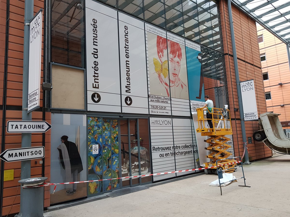 macLyon's tweet photo. 👉Aujourd'hui, c'est pose de la vitrophanie en façade !
⏱️Le compte à rebours avant l'ouverture des expos a commencé ⏳ #EdiDubien #CommeUnParfumdAventure https://t.co/VwTK4erF62