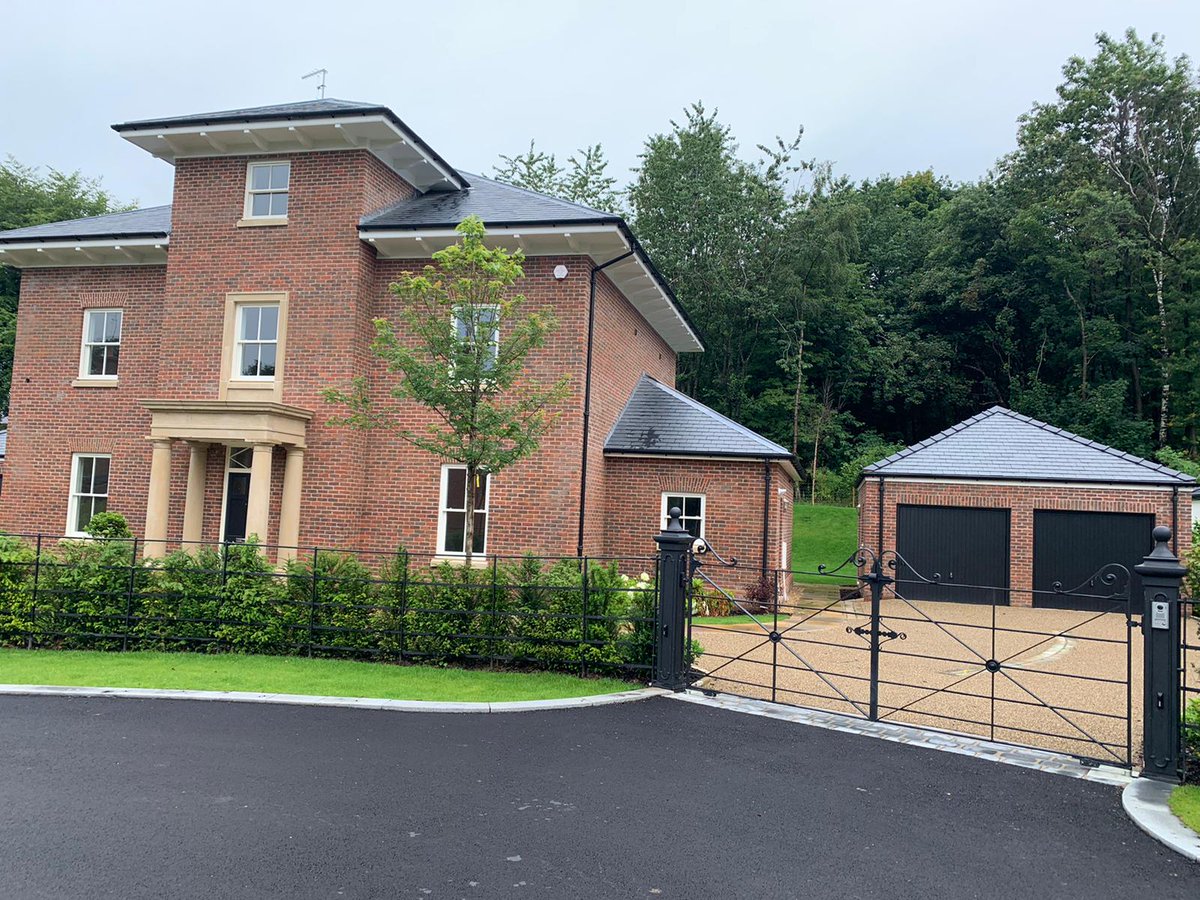 ALenchBuilders's tweet photo. PH properties, The Serpentine, Alderley Park is drawing to a close and looking fantastic.

#ALench #CheshireLiving #BespokeProperty https://t.co/cks21PO437