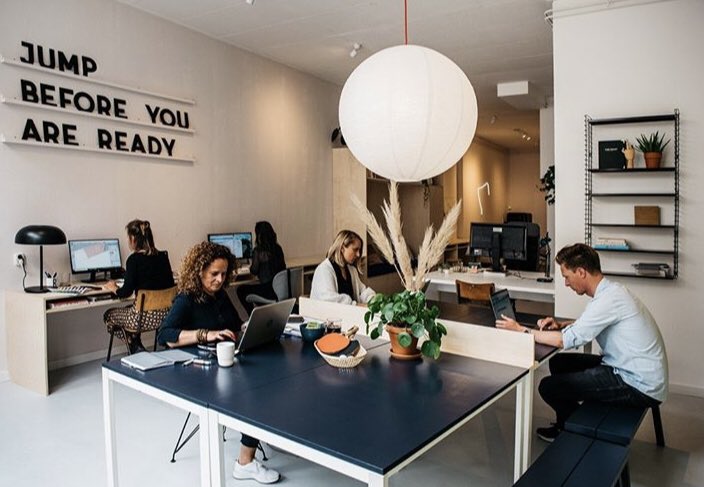 specialworkspot's tweet photo. Ben je het zat om vanuit huis te werken? Er zijn altijd leuke inspirerende werkplekken, dichterbij dan je denkt. Ook bij jou in de buurt. Woon/ werk je in bijv. de omgeving van Dordrecht dan is deze plek zeker de moeite waard!! #werkplek #work #bureau #flexplekken #coworkers https://t.co/N1BhYnQuYr