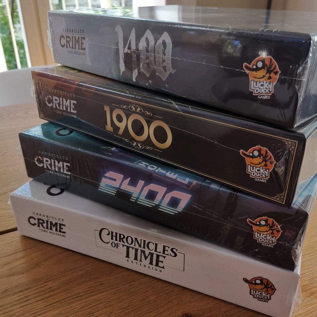 Mass production samples of Chronicles of Crime - The Millennium Series! 😍😊The first of the three new standalone games, Chronicles of Crime: 1400, will come to stores in Q4 2020! 😄🤩 #excited #newgameday #chroniclesofcrime #boardgames #tabletopgames #tabletop