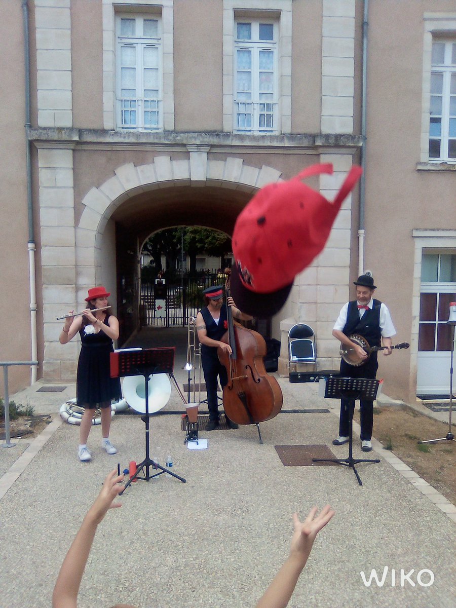 AssiaM3q's tweet photo. Hier dernier concert #pourtous ds les résidences #Ekidom Comme un air de rentrée ... En compagnie du groupe Agents sucré #csc #m3q #Poitiers #RENTREE2020 #animation https://t.co/xkOZJ2TZ3q
