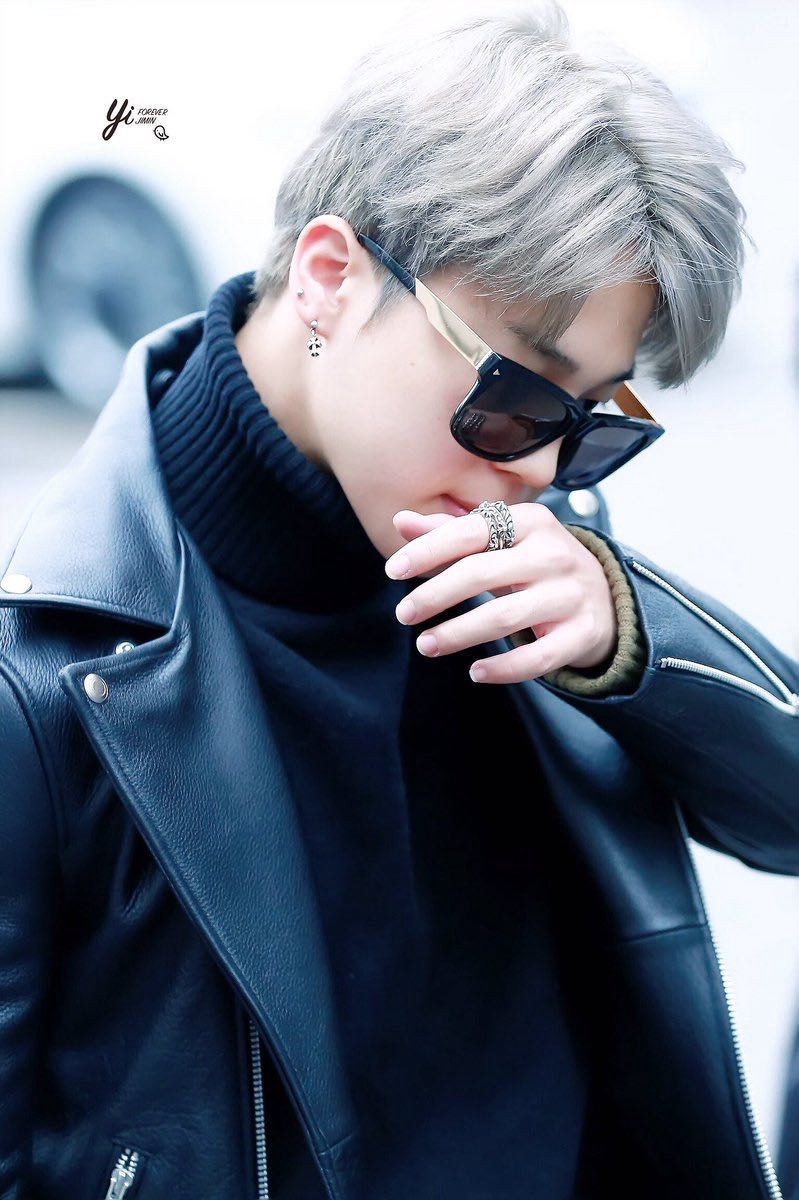 I don't want to get any r word again so this is Jimin with turtle neck hiding his seducti*e neck :')[End of thread]