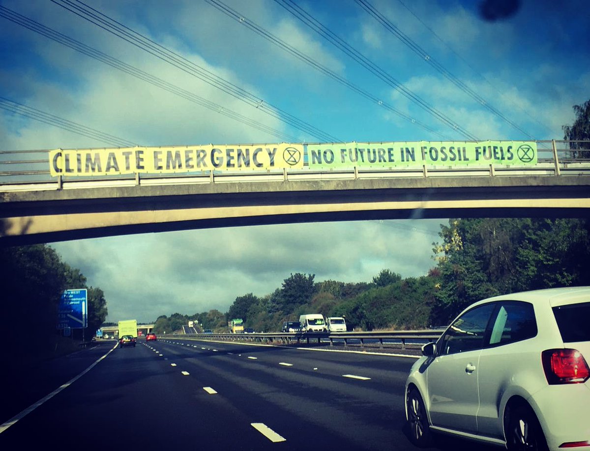 XR_Southampton's tweet photo. #TestValley, #Romsey and #Southampton banner displayed over #M27

#AllForClimate
#ExtinctionRebellion
#WeWantToLive
#LoveRageRebel
#ActNow
#NoFutureInFossilFuels
#MotorwayMadness 
#ClimateEmergency https://t.co/wEAjHbmU00