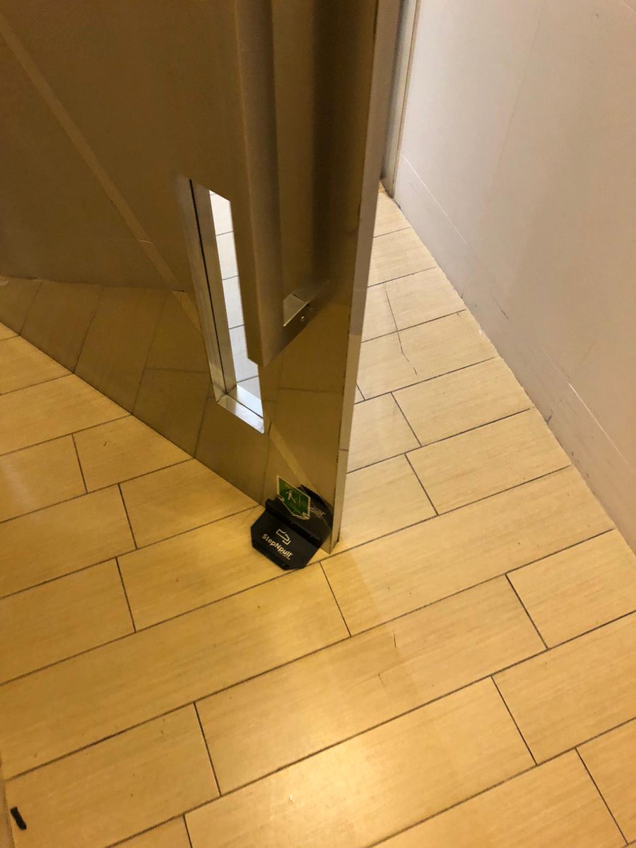 StepNpullAsia's tweet image. The One is now a StepNpull client, putting their customers and employees first.
At 29 floors, The ONE is Hong Kong’s tallest retail complex. The shopping here is diverse thanks to an integrated tenant mix that ranges from luxury jewellery and watches, fashion and accessories.