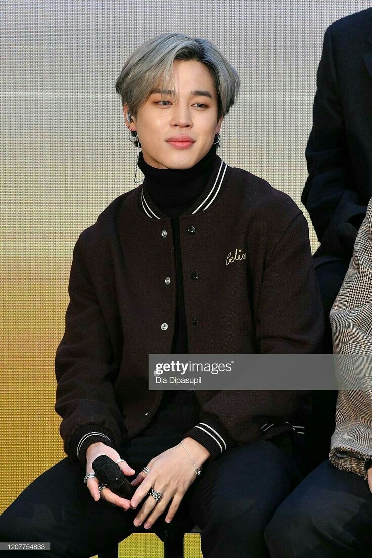 I don't want to get any r word again so this is Jimin with turtle neck hiding his seducti*e neck :')[End of thread]