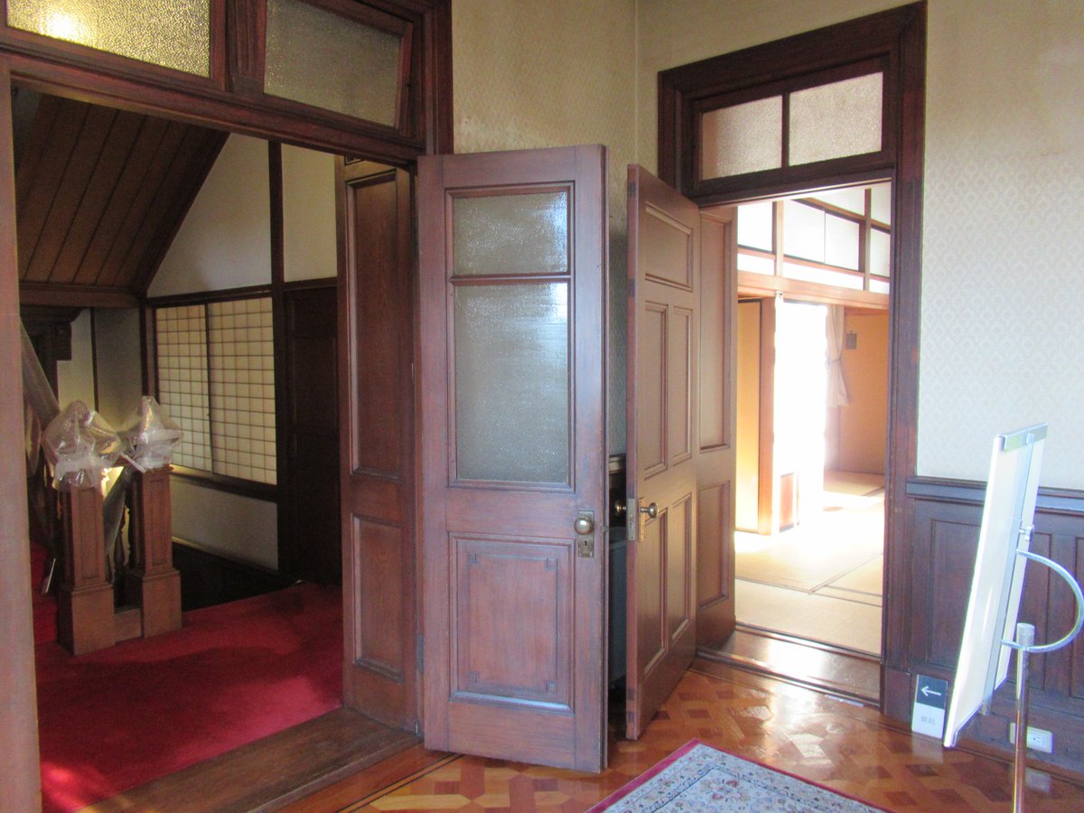 すみれ狩り 倉と和風廊下の接続部 雨どいの上の細工も良いんですが梯子で隠れる 2枚目 洋館とレンガ倉と 木造日本建築の合流点 個人的ツボ