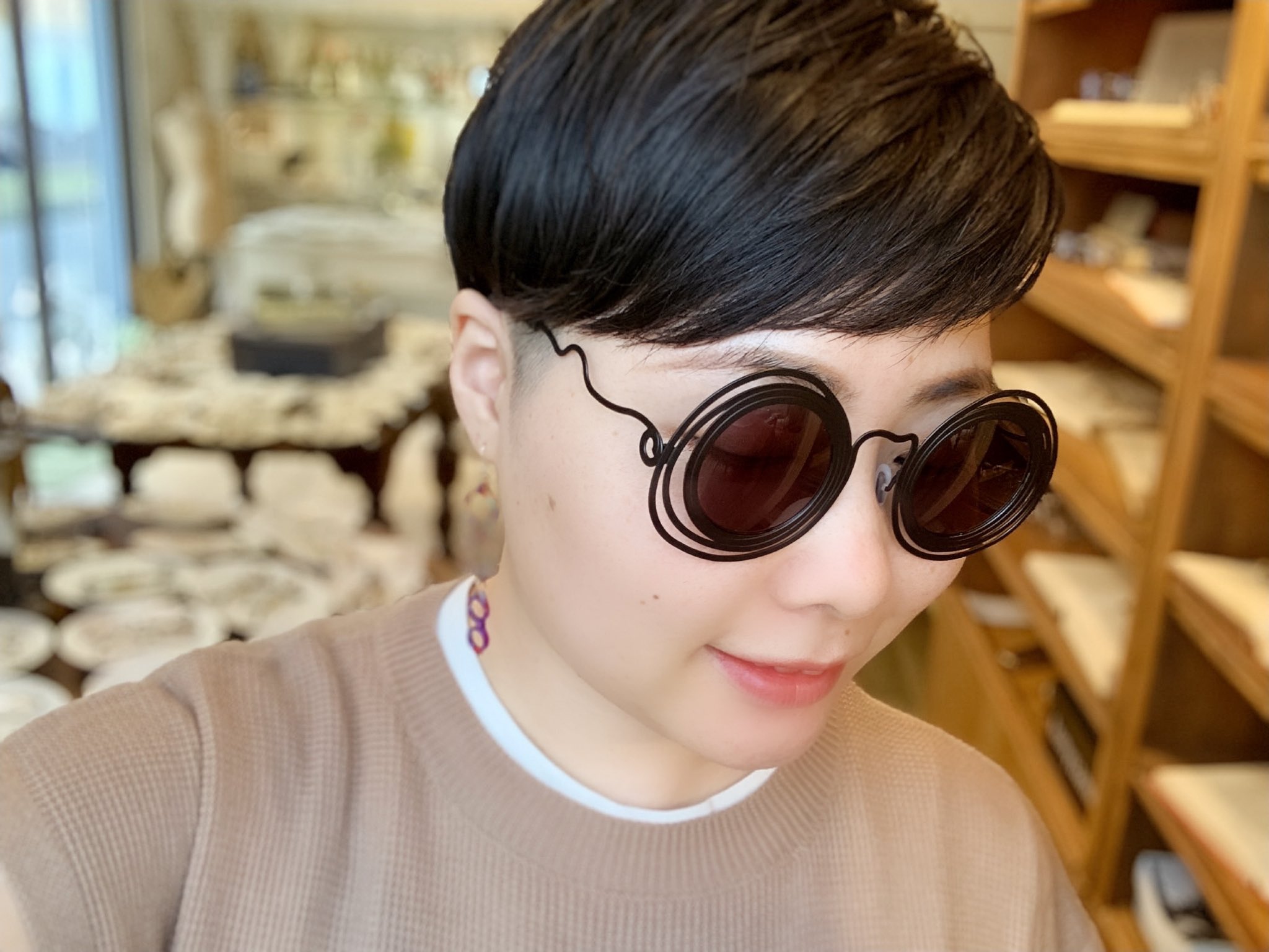 山田 メガネ マスクがない世界線なかなか来ないけど いつきてもいいように ぐるぐるサングラスが似合う髪型でいようとおもう T Co 9d4e3i6qzm Twitter