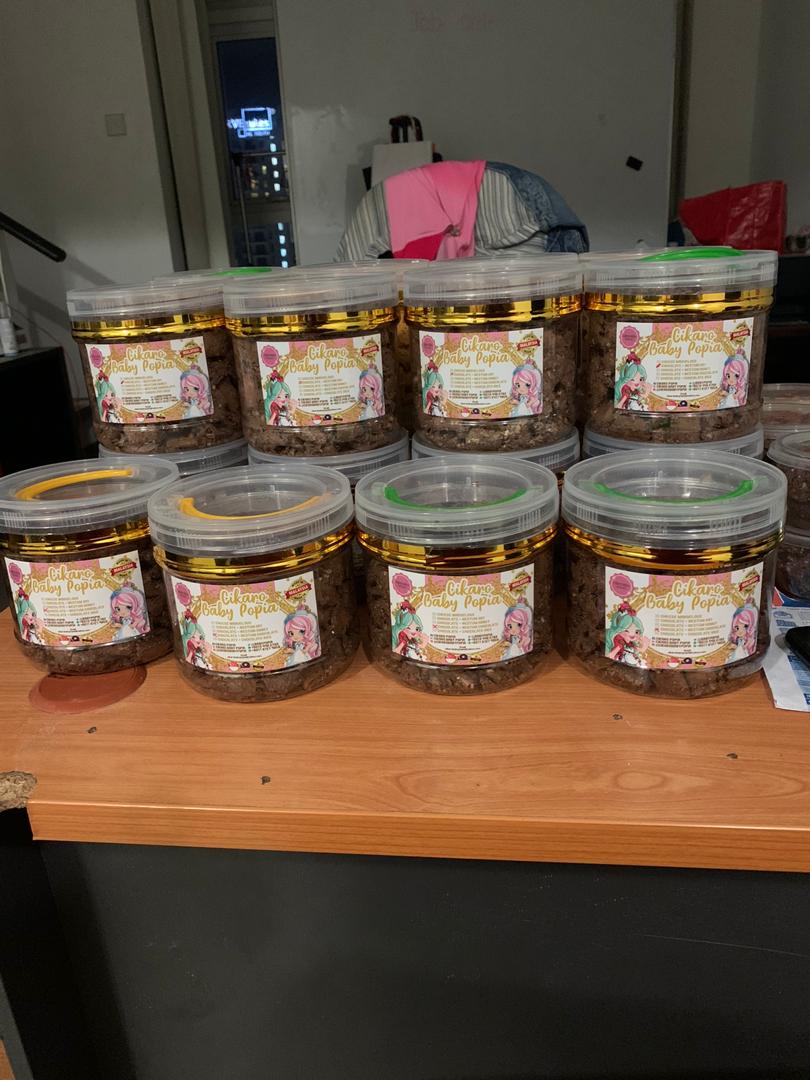 BabyPopia's tweet photo. Cikaro Baby Popia Stick terdapat 5 perisa :
☑️cheese
☑️ chocolate + nestum honey
☑️ chocolate + nestum oat
☑️ chocolate + nestum chocolate
☑️ chocolate + chocolate rice
 😘😘😘😘 meh try new product from us ~ xoxo 💋 #cikarobabypopia #bazar #bazaronline #bazarpaknil https://t.co/2Vg8pniOJk