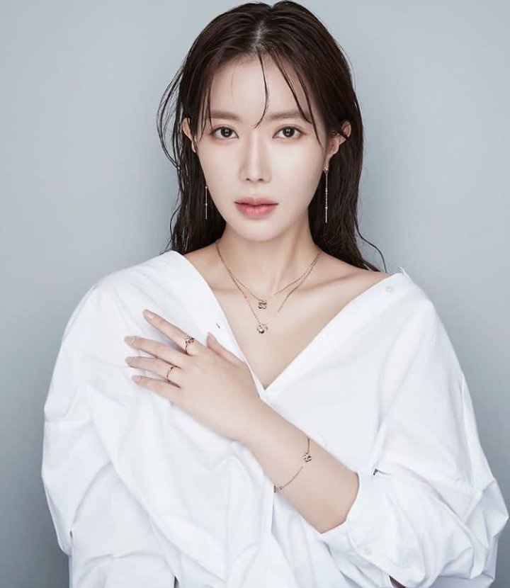  #ImSooHyang• 30 years old (April 19, 1990)Latest drama: Graceful Family