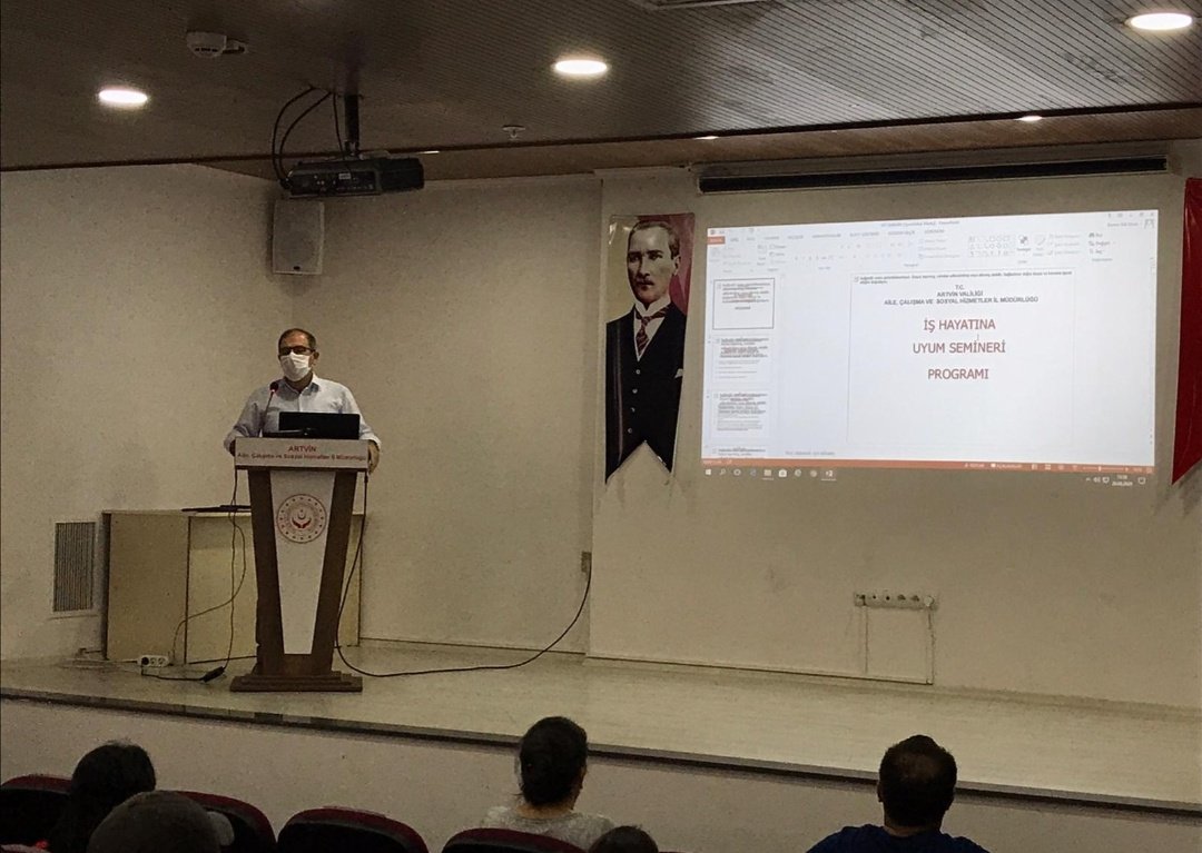 İş Hayatına Uyum Semineri
2828 sayılı Sosyal Hizmetler Kanunu kapsamında Kamu, Kurum ve Kuruluşlara yerleştirilen gençlerimizi bilgilendirmek amacıyla Müdürlüğümüzce iş hayatına uyum semineri düzenlenmiştir.Konferans salonunda Covid-19 için gerekli önlemlere dikkat edilmiştir.
