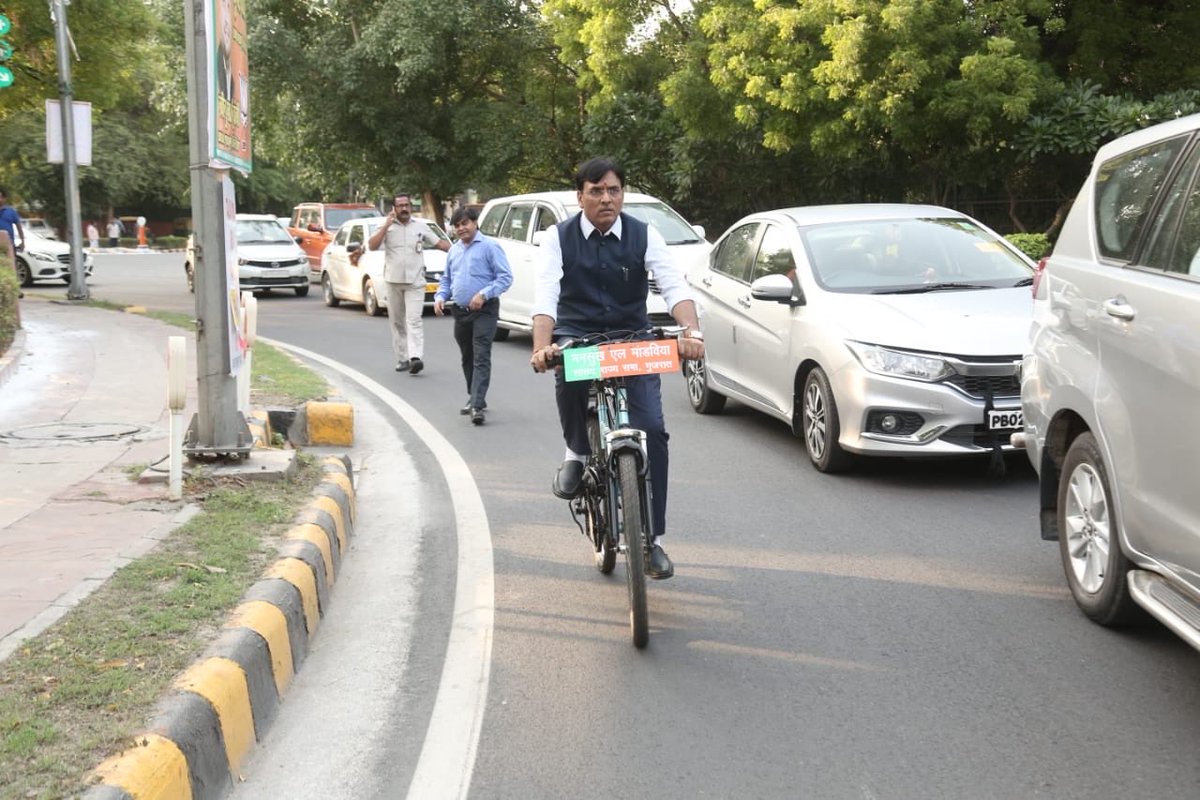 neilkkd2000's tweet photo. @mansukhmandviya 
_આદરણીય શ���રી_ _@mansukhmandviya જી, ગુજરાતને સાયકલિંગ સ્ટેટ બનાવવા માટેનાં આપનાં પ્રયાસોમાં અમે સાયકલિસ્ટ્સ આપની સાથે છીએ._ 

_આપનાં માર્ગદર્શન હેઠળ ગુજરાતના દરેક ઘરમાં ઓછામાં ઓછી એક સાયકલ હોય એવા સપનાંને અમે સાકાર કરવા ઇચ્છીએ છીએ.

 #CycleYug https://t.co/Uk4K4XQXNi