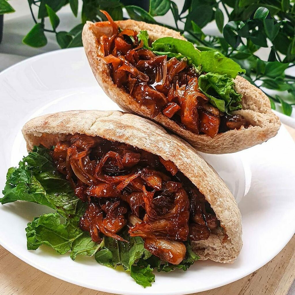 VegansIn's tweet photo. 🌮🌮🌮😋 BBQ Jackfruit Pita by @fooditelan 🔥🔥 You dig? https://t.co/7EAEK7jRhS